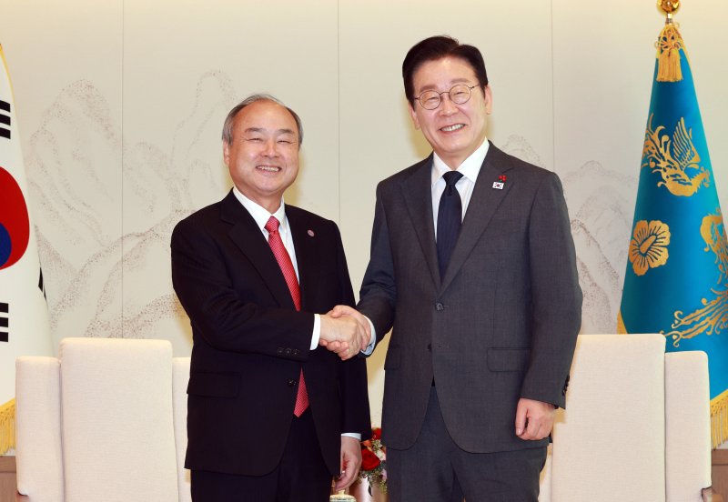 [서울=뉴시스] 고범준 기자 = 이재명 대통령이 5일 서울 용산 대통령실 청사에서 손정의 소프트뱅크그룹 회장 접견에 앞서 악수하고 있다. 2025.12.05. bjko@newsis.com