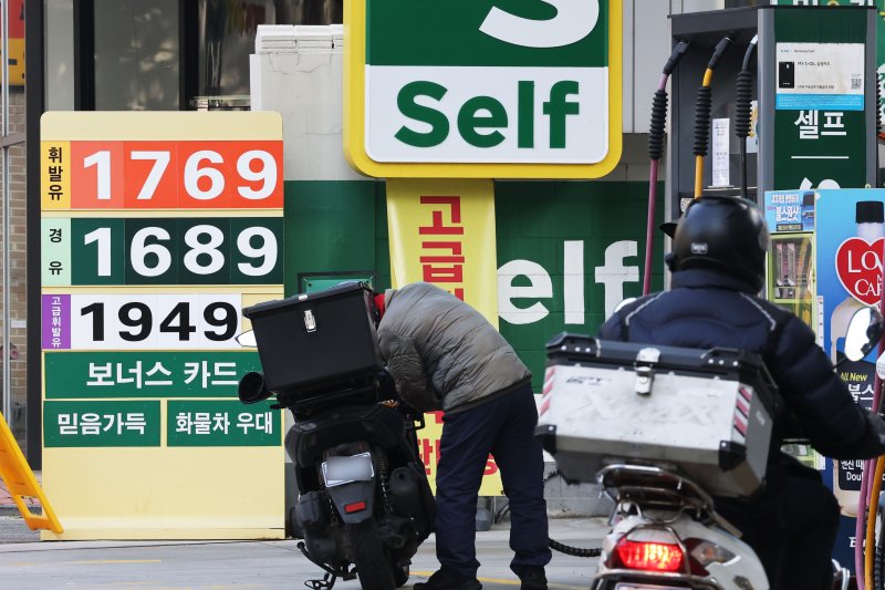 30일 서울 마포구의 주유소에서 시민이 주유를 하고 있다. 2025.11.30/뉴스1 ⓒ News1 이광호 기자