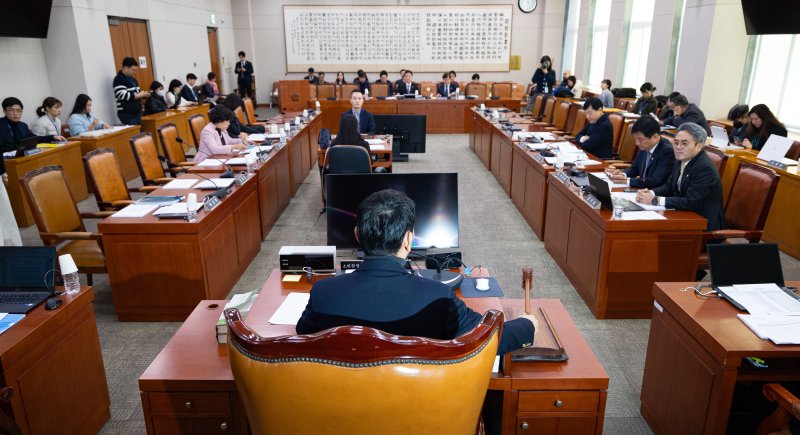 김용민 국회 법제사법위원회 법안심사제1소위원장이 지난 5일 서울 여의도 국회에서 열린 제429회 국회(정기회) 법제사법위원회 제9차 법안심사제1소위원회에서 의사봉을 두드리고 있다. 2025.12.5/뉴스1 ⓒ News1 유승관 기자