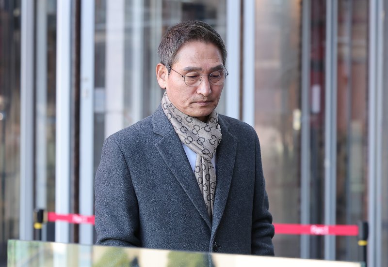 관봉권 띠지 폐기 의혹과 쿠팡 퇴직금 불기소 외압 의혹 진상 규명을 위한 특검(상설특별검사)에 임명된 안권섭 변호사가 지난 달 18일 서울 여의도 사무실로 출근하고 있다. 2025.11.18/뉴스1 ⓒ News1 김성진 기자