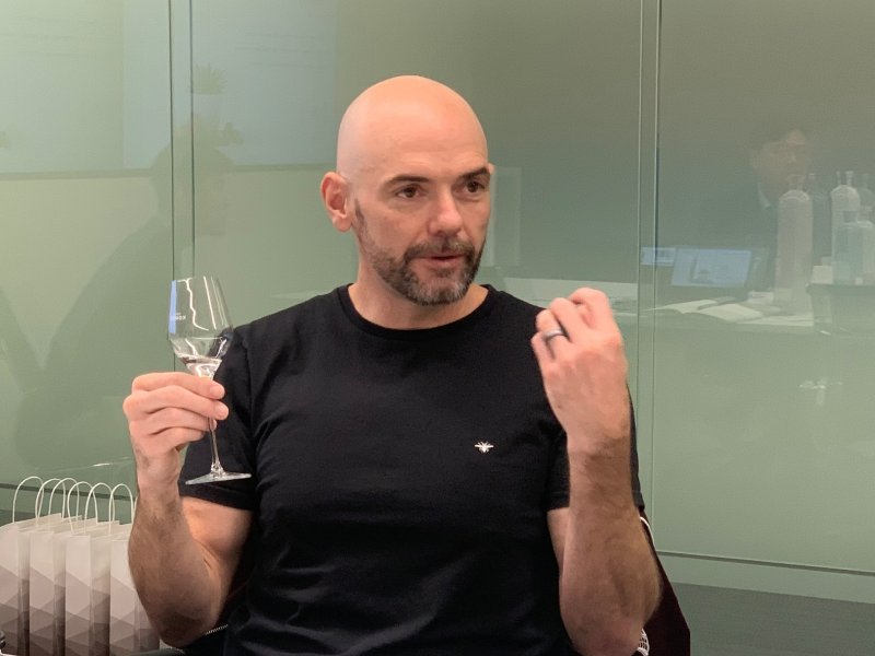 코모스 창립자 조 마르케이지 CKBG 공동대표가 지난 5일 취재진과 만나 인터뷰를 하고 있다.(하이트진로 제공)