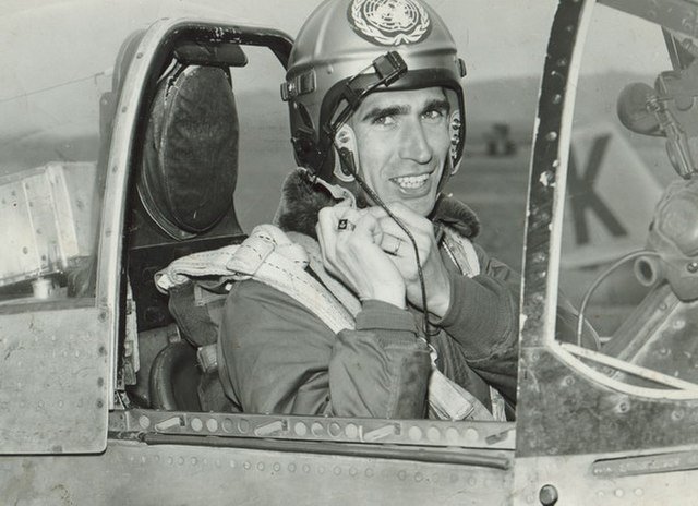 딘 엘머 헤스 (출처: U.S. Air Force photo, 1951, Public domain, via Wikimedia Commons)