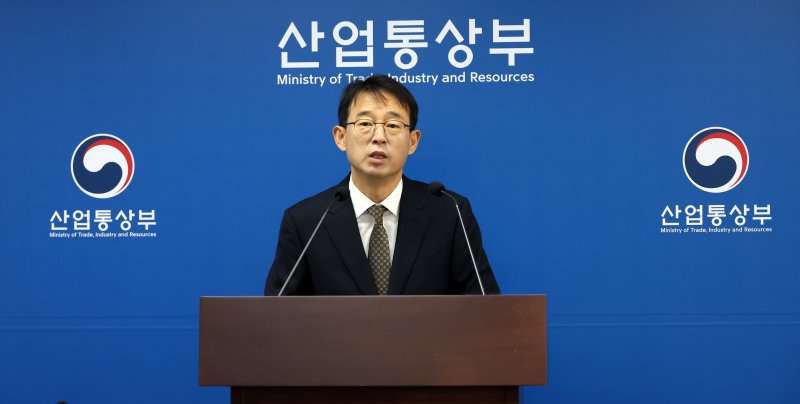 [세종=뉴시스] 강종민 기자 = 강감찬 산업통상부 무역투자실장이 1일 세종시 정부세종청사에서 2025년 11월 수출입동향을 발표하고 있다. 지난달 수출은 1년 전보다 3.6% 증가한 595억7000만 달러(85조2268억원)로 집계됐다. 2025.12.01. ppkjm@newsis.com