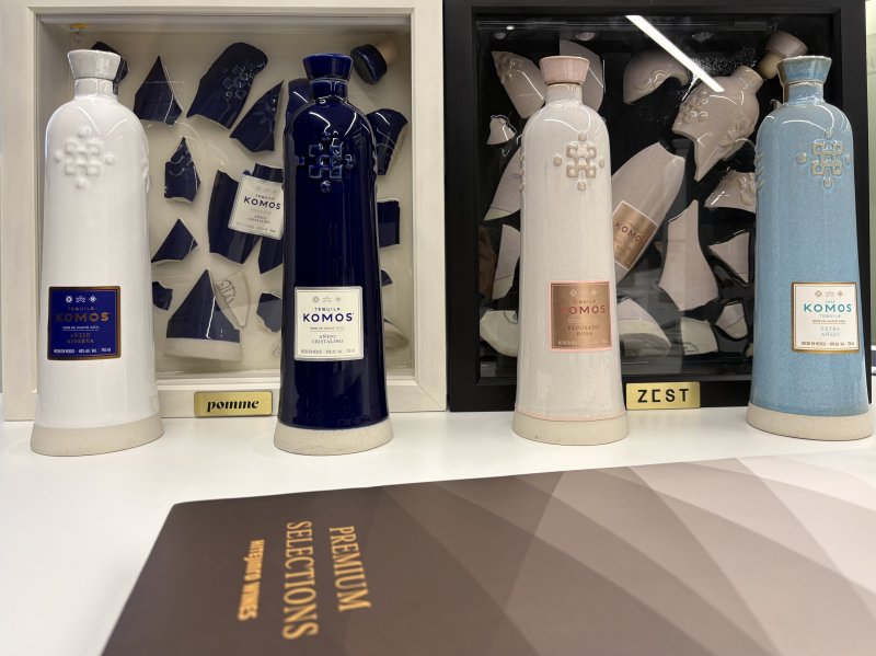 [서울=뉴시스] 한이재 기자 = 코모스는 한국에 6병 한정 수량으로 판매하는 XO 외에도 코모스 레포사도 로사, 코모스 아네호 크리스탈리노, 코모스 아네호 레제르바, 코모스 엑스트라 아네호 제품을 판매하고 있다. 2025.12.05. nowone@newsis.com *재판매 및 DB 금지