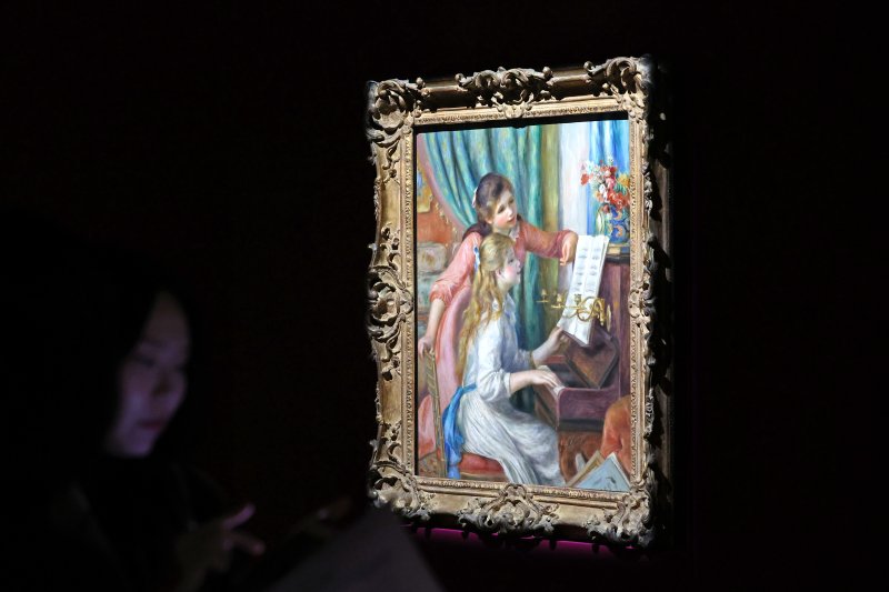 [서울=뉴시스] 박진희 기자 = 국립중앙박물관은 미국 뉴욕 메트로폴리탄박물관이 소장한 로버트 리먼 컬렉션 특별전 ‘인상주의에서 초기 모더니즘까지, 빛을 수집한 사람들’ 언론공개회를 13일 서울 용산구 국립중앙박물관에서 갖고 오귀스트 르누아르의 작품 '피아노를 치는 두 소녀'를 선보이고 있다. 2025.11.13. pak7130@newsis.com