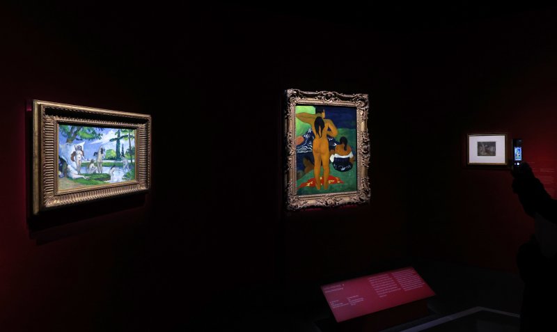 [서울=뉴시스] 박진희 기자 = 국립중앙박물관은 미국 뉴욕 메트로폴리탄박물관이 소장한 로버트 리먼 컬렉션 특별전 ‘인상주의에서 초기 모더니즘까지, 빛을 수집한 사람들’ 언론공개회를 13일 서울 용산구 국립중앙박물관에서 갖고 폴 세잔의 작품 '목욕하는 사람들'(왼쪽)을 선보이고 있다. 2025.11.13. pak7130@newsis.com