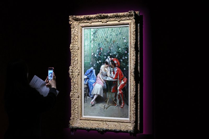 [서울=뉴시스] 박진희 기자 = 국립중앙박물관은 미국 뉴욕 메트로폴리탄박물관이 소장한 로버트 리먼 컬렉션 특별전 ‘인상주의에서 초기 모더니즘까지, 빛을 수집한 사람들’ 언론공개회를 13일 서울 용산구 국립중앙박물관에서 갖고 라이문도 데 마드라소 이 가레타의 작품 '가면무도회 참가자들'을 선보이고 있다. 2025.11.13. pak7130@newsis.com