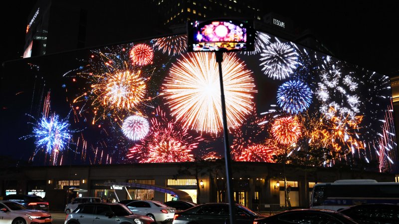 [서울=뉴시스] 최진석 기자 = 7일 서울 중구 신세계백화점 본점 신세계 스퀘어에 '시간을 잇는 마법의 세계'라는 주제의 3분 분량의 크리스마스 영상이 나오고 있다. 2025.11.07. myjs@newsis.com
