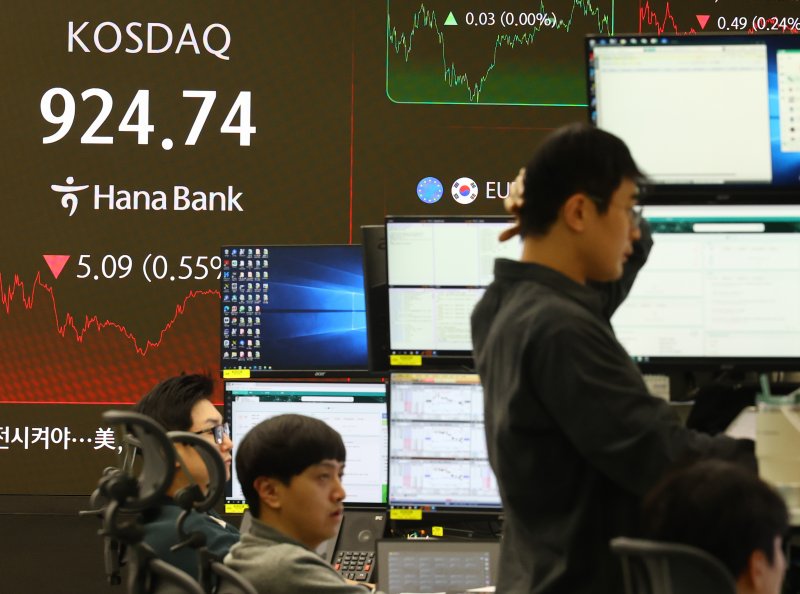 [서울=뉴시스] 박주성 기자 = 지난 5일 오후 서울 중구 하나은행 딜링룸에서 딜러들이 업무를 하고 있다.코스닥 지수는 전 거래일(929.83)보다 5.09포인트(0.55%) 하락한 924.74에 거래를 종료했다. 2025.12.05. park7691@newsis.com