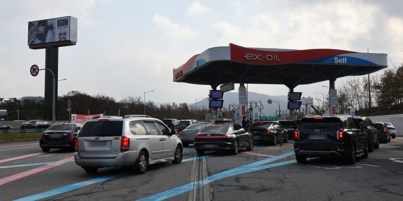 [서울=뉴시스] 박주성 기자 = 국내 기름값이 4주 연속 상승하며 소비자 부담이 커졌다. 다만 국제 제품가격 하락이 반영되면 다음 주에는 소폭 조정이 예상된다.29일 한국석유공사 유가정보시스템 오피넷에 따르면 11월 넷째 주(23~27일) 전국 주유소 휘발유 판매가는 리터(ℓ)당 1745.0원으로 직전 주 대비 15.3원 상승했다.전국 최고가 지역인 서울의 판매 가격은 전주보다 13.4원 오른 1812.4원, 최저가 지역인 대구는 15.3원 높아진 1721.8원으로 집계됐다. 사진은 30일 서울 서초구 만남의광장 주유소 모습. 20