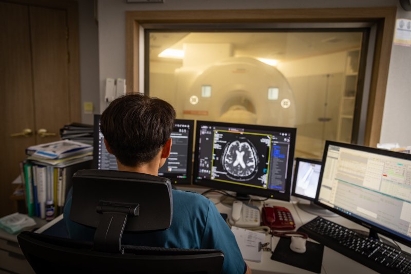 [서울=뉴시스] 세란병원 종합검진센터는 올해부터 루닛, 코어라인소프트, 메디컬에이아이, 메디웨일 등의 의료AI 솔루션을 대거 도입했다. 사진은 뇌 MRI 영상검사 모습. (사진=세란병원 제공) 2025.1.2.05. photo@newsis.com *재판매 및 DB 금지