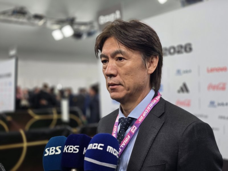 홍명보 축구 국가대표팀 감독이 5일(현지시간) 미국 워싱턴DC 케네디센터에서 열린 조추첨 후 믹스트존에서 한국 기자들과 만나 질문에 답하고 있다. 한국은 멕시코, 남아프리카공화국, 유럽플레이오프D조(체코·북마케도니아·덴마크·아일랜드)와 함께 A조에 배정됐다. 2025.12.05. ⓒ News1 류정민 특파원