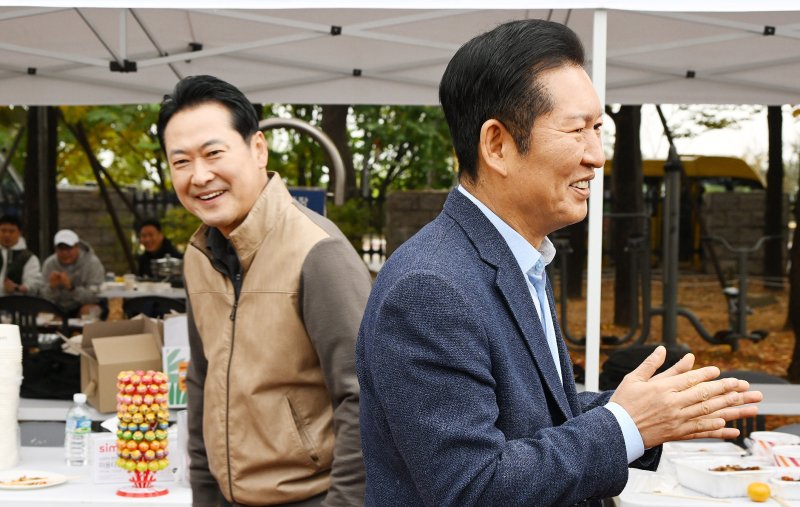 정청래 더불어민주당 대표(오른쪽)와 장동혁 국민의힘 대표가 지난 11월 8일 서울 여의도 국회운동장에서 한국사진기자협회 주최로 열린 '2025 사진기자가족 체육대회'를 방문해 인사하고 있다. 2025.11.8/뉴스1 ⓒ News1 사진공동취재단