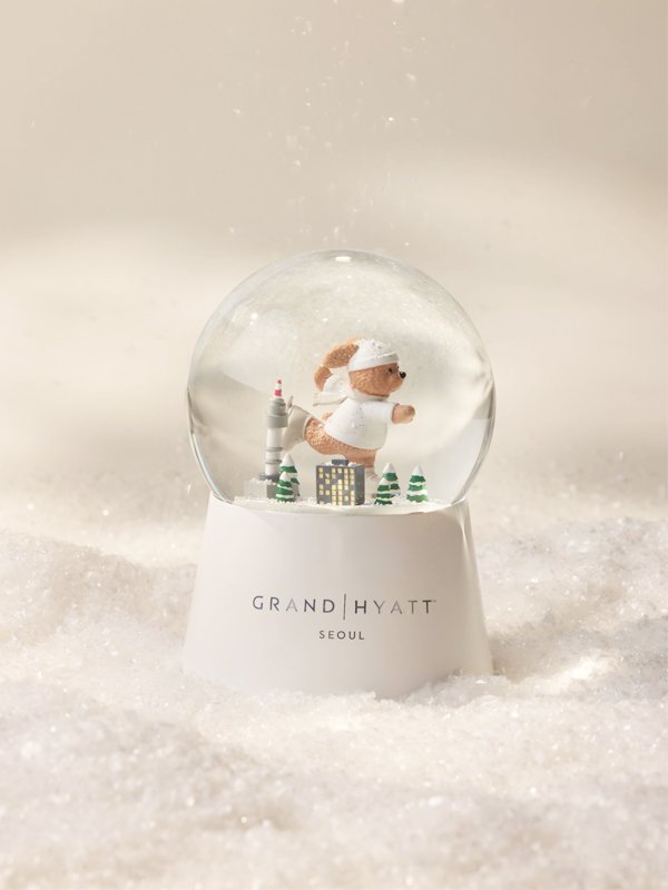 [서울=뉴시스] 서울 용산구에 있는 그랜드 하얏트 서울이 시즌 한정 상품 '스케이팅 왈츠 스노우볼'을 판매한다. (사진=그랜드 하얏트 서울 제공) 2025.12.05. photo@newsis.com *재판매 및 DB 금지