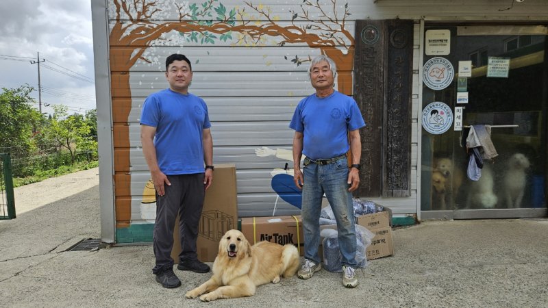 [서울=뉴시스] 이이삭 現 한국장애인도우미견협회장(왼쪽)과 이형구 前 협회장(오른쪽). (사진=협회 제공) 2025. 12. 6. *재판매 및 DB 금지