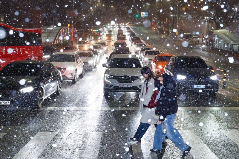 [서울=뉴시스] 황준선 기자 = 서울·인천·경기·강원 대설주의보가 발효된 지난 4일 오후 서울 중구 거리에 눈이 내리고 있다. (사진=뉴시스DB) hwang@newsis.com