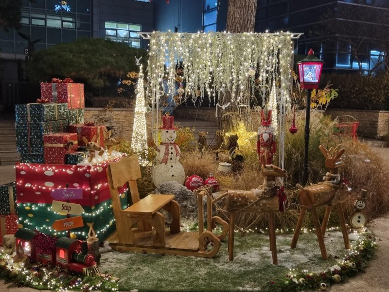 은평구는 구청 앞 정원 '숲으로 가든'과 GTX연신849광장을 겨울 정원으로 새단장했다.(은평구 제공)