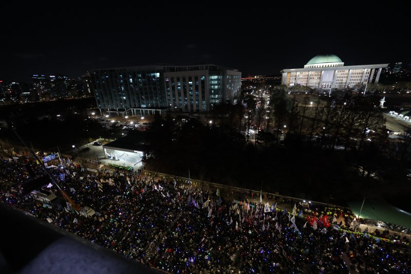 [서울=뉴시스] 김금보 기자 = 12·3 비상계엄 사태 1년을 맞은 3일 밤 서울 여의도 국회 앞에서 열린 12.3 내란외환 청산과 종식, 사회대개혁 시민대행진에서 참석자들이 응원봉을 흔들고 있다. 2025.12.03. kgb@newsis.com