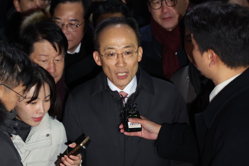 [의왕=뉴시스] 권창회 기자 = 국회의 12·3 비상계엄 해제 의결 방해 의혹을 받는 추경호 전 국민의힘 원내대표가 3일 오전 영장이 기각돼 경기 의왕시 서울구치소를 나서고 있다. 2025.12.03. kch0523@newsis.com