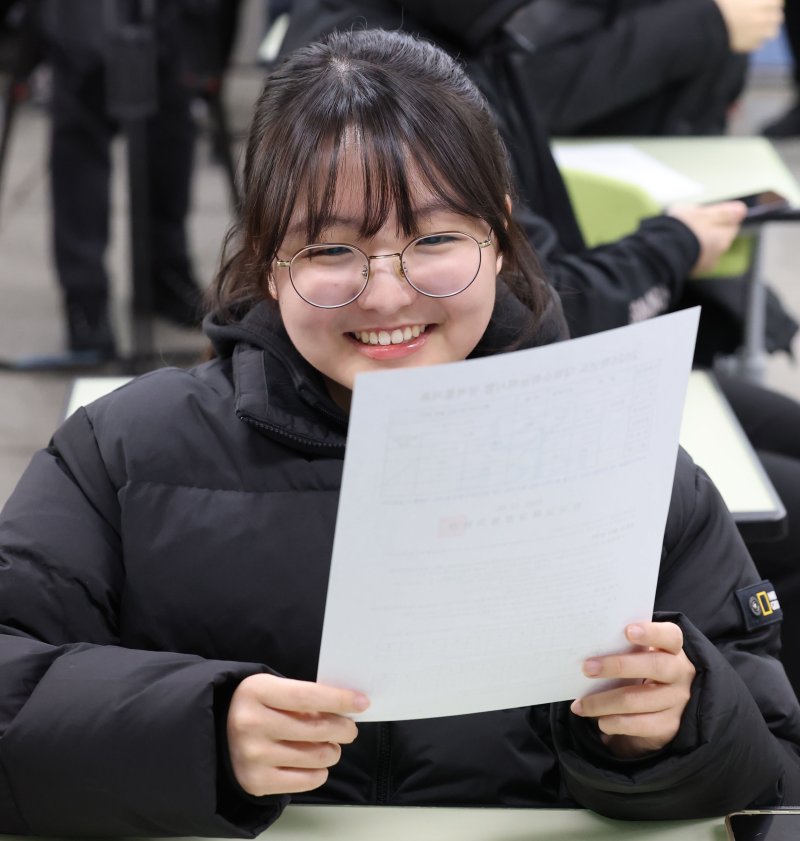 [서울=뉴시스] 홍효식 기자 = 2026학년도 대학수학능력시험(수능) 성적표가 배부된 5일 서울 광진구 광남고등학교에서 수험생이 성적표를 확인하고 있다. (공동취재) 2025.12.05. photo@newsis.com