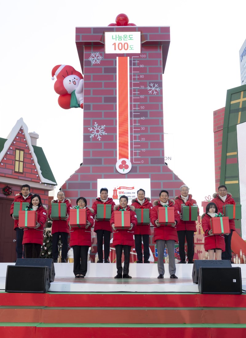 [서울=뉴시스] 추상철 기자 = 1일 오후 서울 종로구 광화문광장에서 열린 사랑의열매 희망2026나눔캠페인 출범식 및 사랑의온도탑 점등식에서 김병준 사랑의 열매 회장, 오세훈 서울시장 등 참석자들이 점등 퍼포먼스를 하고 있다. 왼쪽부터 황인식 사랑의열매 사무총장, 채시라 홍보대사, 양종회 KB금융그룹 회장, 정은경 보건복지부 장관, 함영주 하나금융그룹 회장, 김병준 사랑의열매 회장, 진옥동 신한금융그룹 회장, 오세훈 서울시장, 임종룡 우리금융그룹 회장, 백은별 기부자, 김재록 서울 사랑의열매 회장. (공동취재) 2025.12.01.