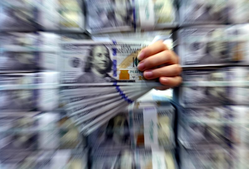 [서울=뉴시스] 박주성 기자 = 지난달 우리나라 외환보유액이 6개월째 상승세를 이어가며 4300억달러를 넘어섰다.한국은행이 3일 발표한 '2025년 11월 말 외환보유액'에 따르면 지난달 말 기준 외환보유액은 4306억6000만달러로 전월말 대비 18억4000만달러 증가했다. 지난 6월 반등 이후 여섯달 째 상승세를 이어갔다. 사진은 3일 서울 중구 하나은행 위변조대응센터에서 관계자가 보유중인 달러를 정리하고 있는 모습.2025.12.03. park7691@newsis.com