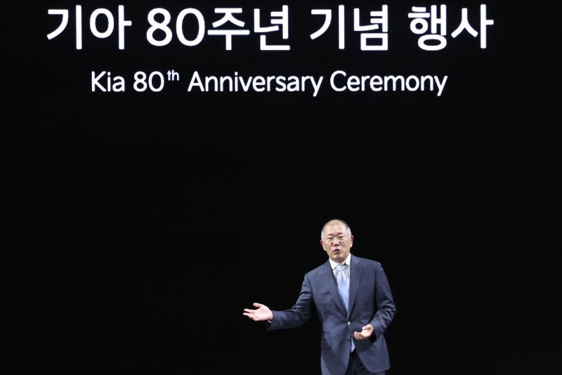 [용인=뉴시스] 권창회 기자 = 정의선 현대차그룹 회장이 5일 경기 용인시 기아 비전스퀘어에서 열린 기아 80주년 기념 행사에서 발언하고 있다. 2025.12.05. kch0523@newsis.com