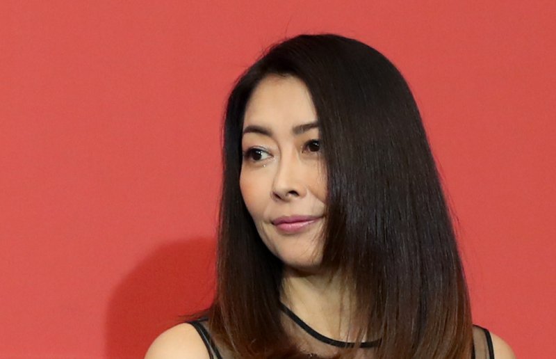 [서울=뉴시스] 일본 배우 나카야마 미호(54)가 사망했다. 6일 일본 공영방송 NHK에 따르면, 나카야마는 이날 오전 도쿄 시부야구 자택에서 숨진 채 발견됐다. 연락이 닿지 않자, 소속사 관계자가 집을 찾았다가 욕실에 쓰러진 나카야마를 발견해 신고했다. 이날 나카야마는 오사카에서 크리스마스 콘서트를 열 계획이었다. '컨디션이 좋지 않다'며 콘서트를 취소한 것으로 알려졌다. 경찰은 사망 원인을 조사 중이다. 사진은 지난 2017년 12월 부산 해운대구 해운대구 영화의전당 두레라움홀에서 열린 '제22회 부산국제영화제 갈라 프레젠테이션