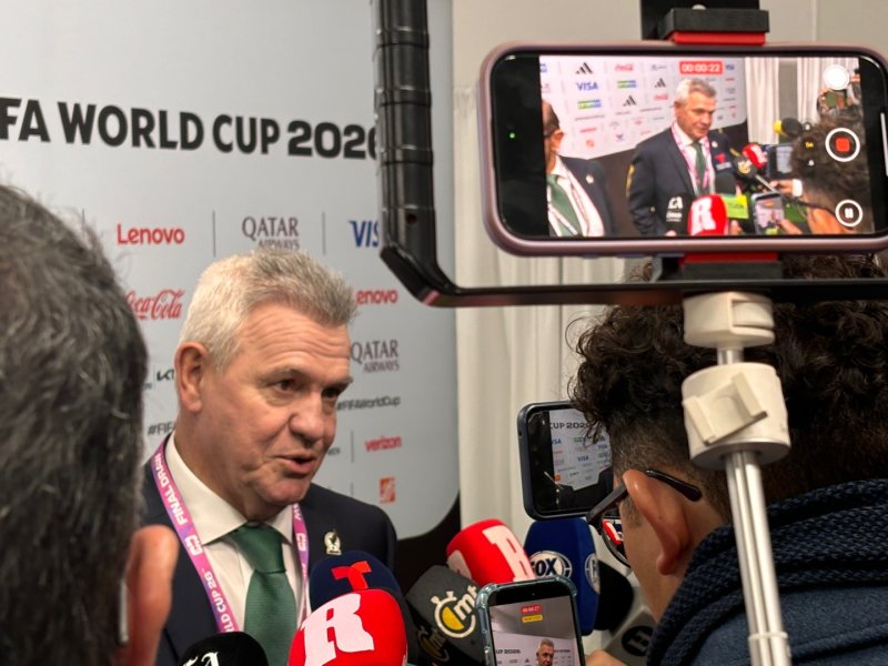 [워싱턴=뉴시스]이윤희 특파원 = 하비에르 아기레 멕시코 축구대표팀 감독이 5일(현지 시간) 미국 워싱턴DC 케네디센터에서 개최된 2026 국제축구연맹(FIFA) 북중미월드컵 조 추첨이 진행된 후 공동취재구역(믹스트존)에서 취재진과 만나 소감을 밝히고 있다. sympathy@newsis.com 2025.12.06.