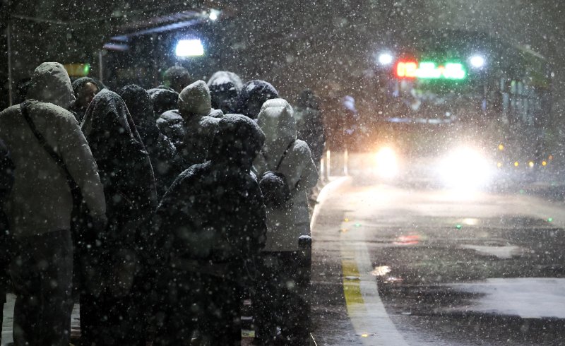 [서울=뉴시스] 최진석 기자 = 서울·인천·경기·강원 대설주의보 발효된 지난 4일 서울 남산을 찾은 관광객들과 시민들이 버스를 기다리고 있다. 2025.12.04. myjs@newsis.com