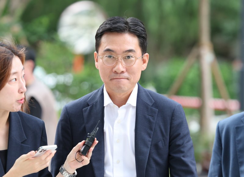 [서울=뉴시스] 황준선 기자 = ‘김건희 집사 게이트' 의혹에 연루된 혐의를 받는 조영탁 IMS모빌리티 대표가 조사를 받기 위해 지난 8월 20일 오전 서울 종로구 김건희 특검팀(특별검사 민중기) 사무실로 출석하고 있다. 2025.08.20. hwang@newsis.com