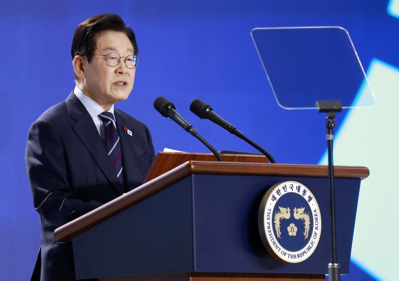 [고양=뉴시스] 최동준 기자 = 이재명 대통령이 2일 경기 고양시 킨텍스에서 열린 제22기 민주평화통일자문회의 출범회의에서 연설하고 있다. 2025.12.02. photocdj@newsis.com