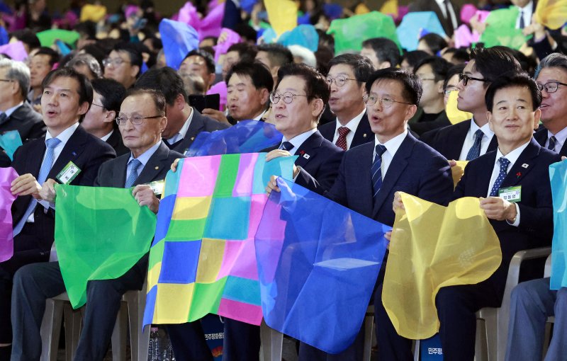 [고양=뉴시스] 최동준 기자 = 이재명 대통령이 2일 경기 고양시 킨텍스에서 열린 제22기 민주평화통일자문회의 출범회의에서 이해찬 수석부의장 등 참석자들과 '함께하는 다짐, 함께 부르는 평화' 대합창을 하고 있다. 2025.12.02. photocdj@newsis.com