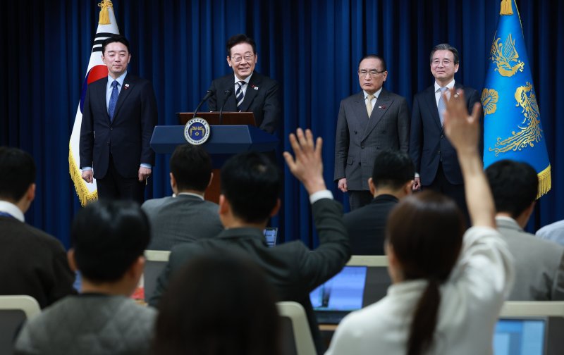 [서울=뉴시스] 고범준 기자 = 이재명 대통령이 3일 서울 용산 대통령실 청사에서 열린 '빛의 혁명 1주년, 대통령 대국민 특별성명' 발표를 마치고 취재진 질문을 받고 있다. 2025.12.03. bjko@newsis.com