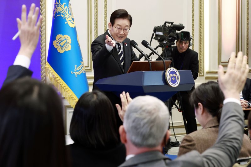 [서울=뉴시스] 최동준 기자 = 이재명 대통령이 3일 청와대 영빈관에서 열린 '새롭게 선 민주주의, 그 1년' 외신 기자회견에서 질문을 받고 있다. 2025.12.03. photocdj@newsis.com