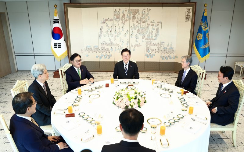 [서울=뉴시스] 고범준 기자 = 이재명 대통령이 3일 서울 용산 대통령실 청사에서 열린 5부 요인 초청 오찬에서 발언하고 있다. (대통령실통신사진기자단) 2025.12.03. bjko@newsis.com