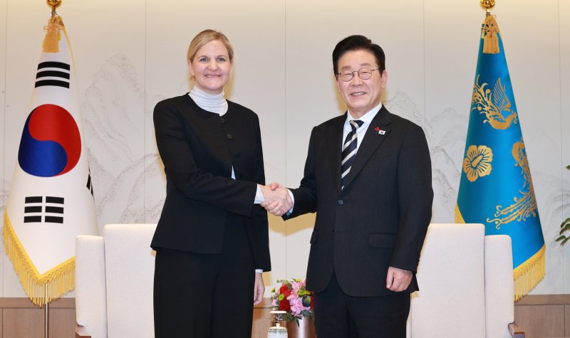 [서울=뉴시스] 고범준 기자 = 이재명 대통령이 3일 서울 용산 대통령실 청사에서 커스티 코번트리 국제올림픽위원회(IOC) 위원장 접견에 앞서 악수하고 있다. 2025.12.03. bjko@newsis.com