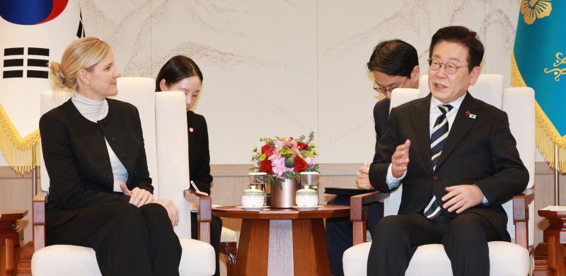 [서울=뉴시스] 고범준 기자 = 이재명 대통령이 3일 서울 용산 대통령실 청사에서 커스티 코번트리 국제올림픽위원회(IOC) 위원장을 접견하고 있다. 2025.12.03. bjko@newsis.com