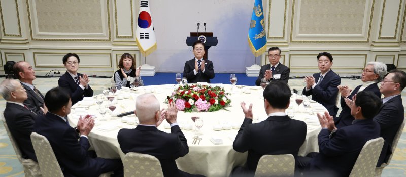 [서울=뉴시스] 최동준 기자 = 이재명 대통령이 4일 청와대 영빈관에서 열린 산업 역군 초청 오찬 행사에서 영상을 시청하며 참석자들과 박수를 치고 있다.이번 행사는 무역의 날을 맞아 조선, 자동차, 섬유, 전자, 기계, 방산, 해운 등에서 대한민국 경제발전에 헌신해 온 산업 역군들을 재조명하고 그들의 노고에 대한 감사를 전하기 위해 마련됐다. 2025.12.04. photocdj@newsis.com