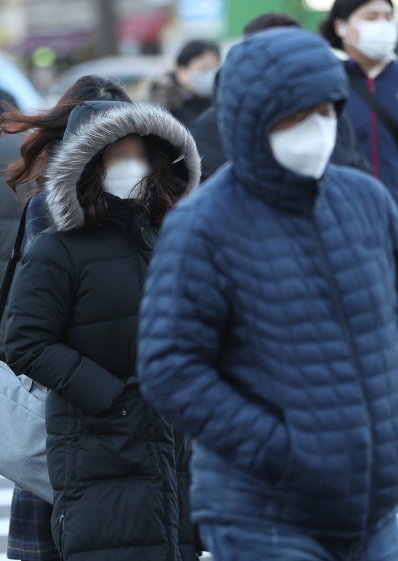매서운 칼바람에 시민들이 두꺼운 옷을 입고 출근하고 있는 모습.(뉴스1DB)/뉴스1