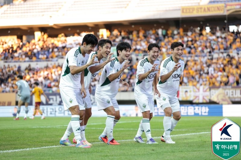 [서울=뉴시스]K리그1 전북 현대 선수들의 세리머니. (사진=한국프로축구연맹 제공)
