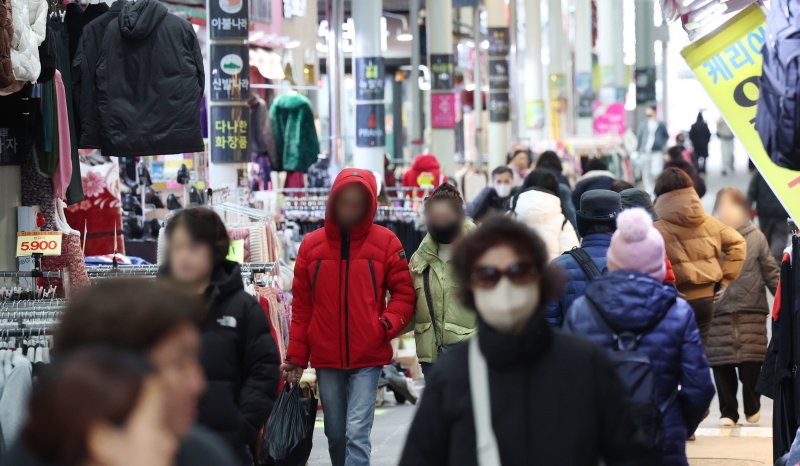 경기 수원시 팔달구 영동시장 인근에서 시민들이 두꺼운 옷을 입고 걸어가고 있다. 2025.12.3/뉴스1 ⓒ News1 김영운 기자