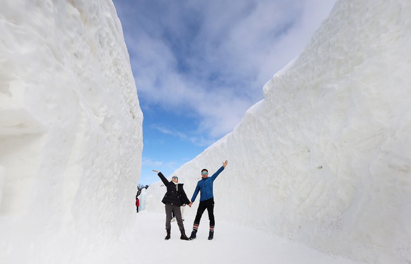 강원 평창군 대관령면 송천 일원에서 열린 '제31회 대관령눈꽃축제'를 찾은 관광객들이 6미터 높이의 대관령루트에서 축제를 즐기고 있다. (평창군 제공) 2025.2.2/뉴스1 ⓒ News1 김진환 기자