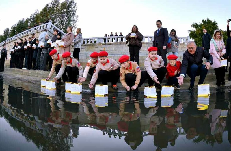 (평양 노동신문=뉴스1) = 북한 노동당 기관지 노동신문은 러시아 쿠르스크 작전에 투입된 북한군들에 대한 존경과 감사를 담은 종이등불배를 띄우는 의식이 평양에서 진행됐다고 22일 보도했다. [국내에서만 사용가능. 재배포 금지. DB 금지. For Use Only in the Republic of Korea. Redistribution Prohibited] rodongphoto@news1.kr