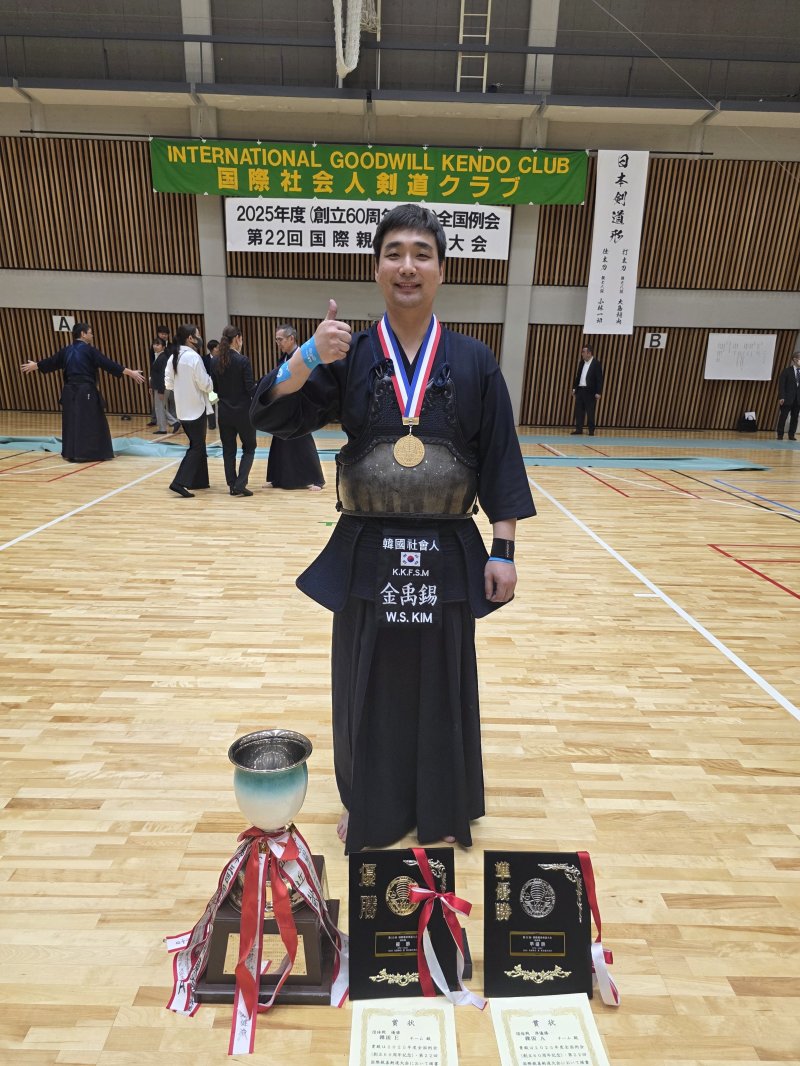 지난 10월 일본 도쿄에서 열린 NPO 국제친선검도교류회 단체전에서 우승을 거머쥔 김우석 광주 광산구청 공무원의 모습. (본인제공. 재판매 및 DB 금지)