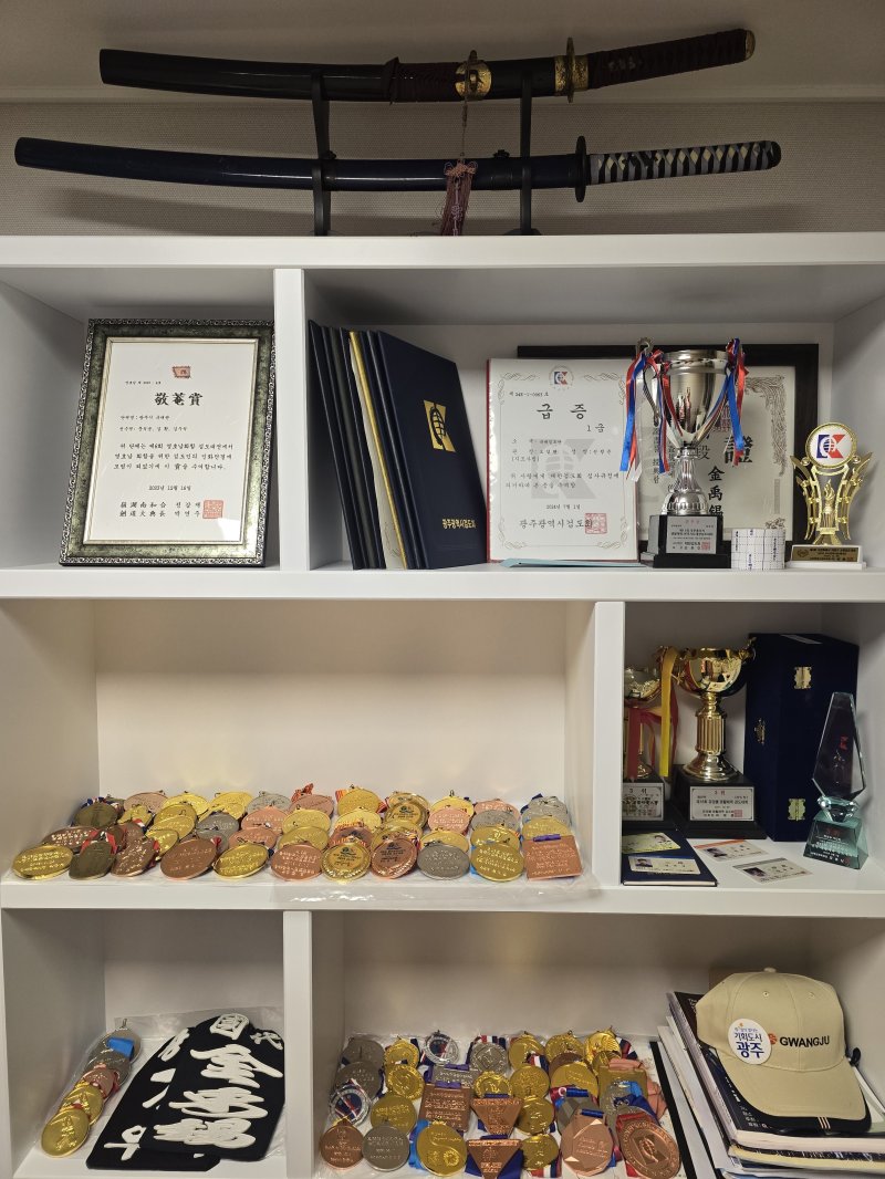 지난 10월 일본 도쿄에서 열린 NPO 국제친선검도교류회 단체전에서 우승을 거머쥔 김우석 광주 광산구청 공무원이 그동안 딴 메달의 모습. (본인제공. 재판매 및 DB 금지) 2025.12.5/뉴스1