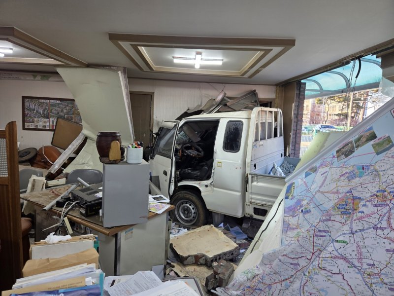 [당진=뉴시스] 지난 5일 오후 4시10분께 충남 당진시 신평면 금천리의 한 부동산사무실로 1t 트럭이 돌진해 사무실 안팎이 크게 부서졌다. (사진=당진소방서 제공) 2025.12.06. photo@newsis.com *재판매 및 DB 금지