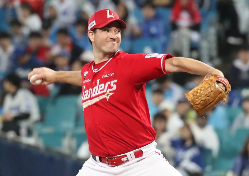 13일 오후 대구 삼성라이온즈파크에서 열린 프로야구 2025 신한 SOL뱅크 KBO 준플레이오프 3차전 삼성 라이온즈와 SSG 랜더스의 경기, 1회말 SSG 선발투수 앤더슨이 역투하고 있다. 2025.10.13/뉴스1 ⓒ News1 공정식 기자