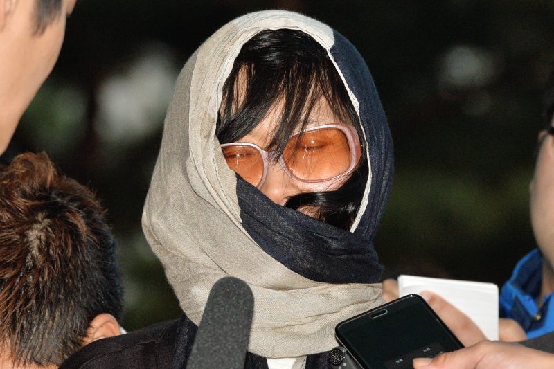 [서울=뉴시스] 정부가 세월호 참사 수습 비용을 회수하기 위해 세월호의 실소유주로 알려진 고(故) 유병언 전 세모그룹 회장의 차명 의혹 주식에 대해 소송을 제기했으나 항소심에서도 패소했다. 사진은 유 전 회장의 '금고지기'로 알려진 김혜경 당시 한국제약 대표가 지난 2014년 10월 7일 오후 인천 남구 소성로 인천지방검찰청으로 압송돼 기자들의 질문에 답하고 있는 모습. (사진=뉴시스DB) photo@newsis.com *재판매 및 DB 금지