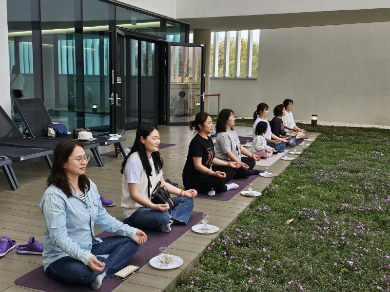 영동군 레인보우힐링센터 '먹기 명상' 장면(영동군 제공. 재판매 및 DB금지) /뉴스1